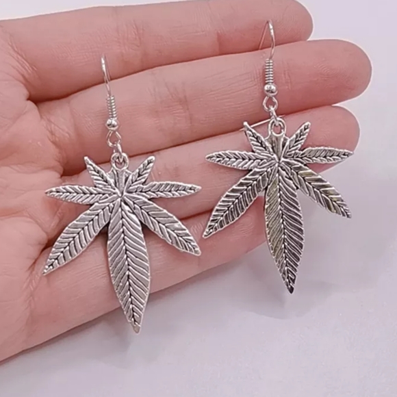 Maryjane leaf earrings 💚🌿💚 - Picture 2 of 6